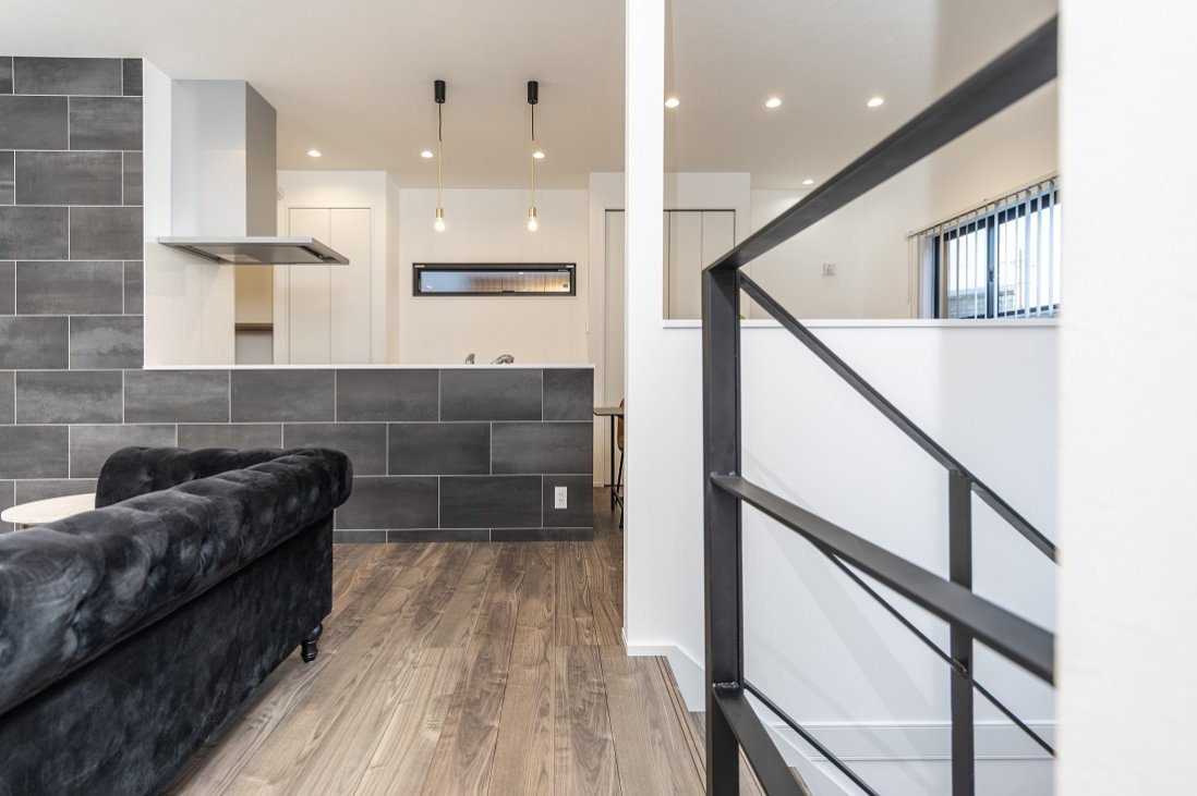 無骨な印象のアイアン手摺りや大判のタイルがインダストリアルを演出