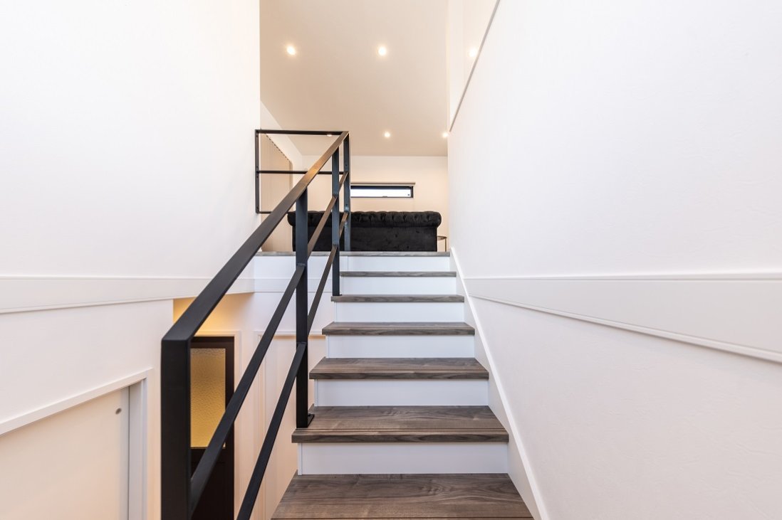 アイアンの手摺りにすることで得られる抜け感のある吹抜け階段