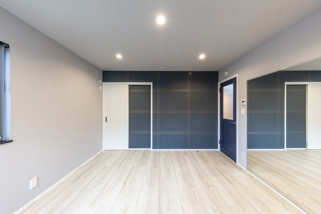 自宅ワークアウトや趣味のヨガなども楽しめる一面が鏡のホビースペース