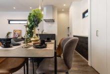 シックなトーンと素材感でまとめられた大人なダイニングキッチン