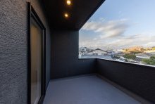 ゆとりの広さを確保したリビングバルコニーは屋上のような眺望