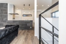 無骨な印象のアイアン手摺りや大判のタイルがインダストリアルを演出