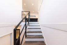 アイアンの手摺りにすることで得られる抜け感のある吹抜け階段