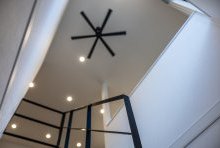 シーリングファンが優雅に回る吹抜けは、白と黒のコントラストがキレイ