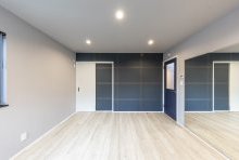 自宅ワークアウトや趣味のヨガなども楽しめる一面が鏡のホビースペース