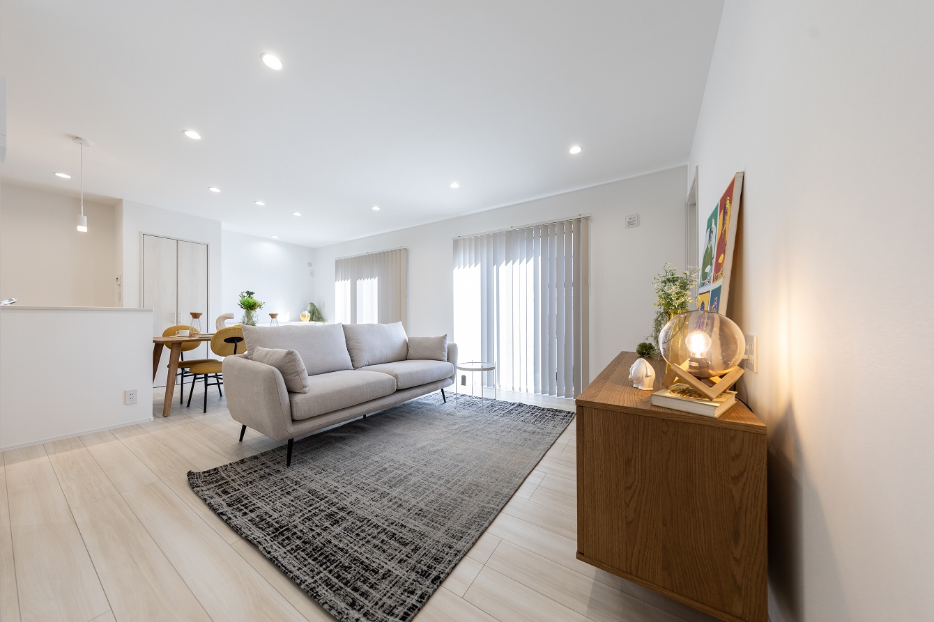 【インテリアとマッチする分散収納で暮らしやすい家】