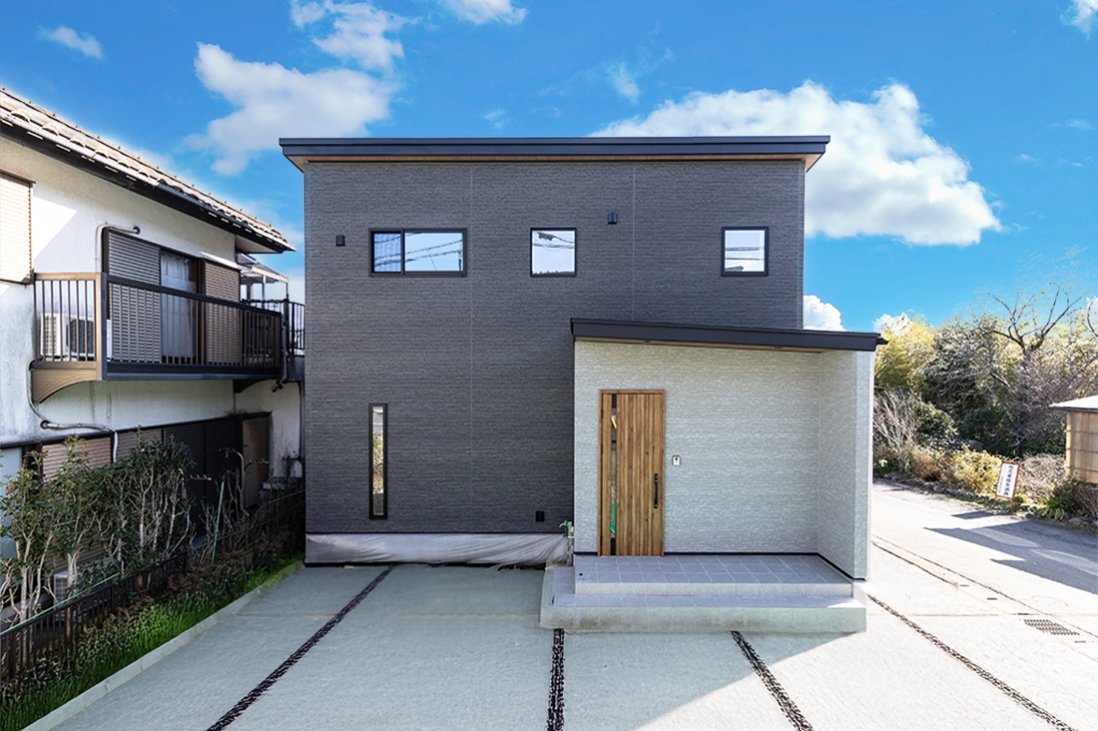 奥行きのある下屋と袖壁がほどよく囲むエントランスは和のあるゆとりの広さ