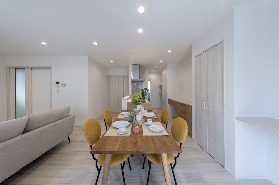 ダイニングセットには優しい色調のオークのテーブルとポップなチェア