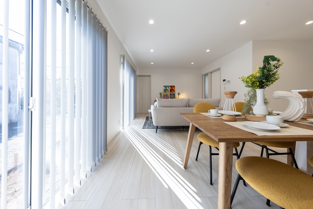 白が基調のLDKは、ささやかな陽の光でも空間を明るく広く感じさせる