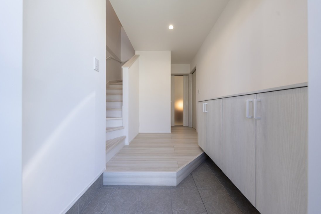 リビングにも水回りにも２階にもダイレクトにアクセスできるようにしたホール