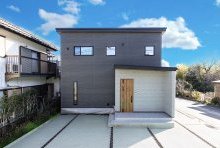 奥行きのある下屋と袖壁がほどよく囲むエントランスは和のあるゆとりの広さ