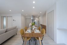 ダイニングセットには優しい色調のオークのテーブルとポップなチェア