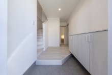 リビングにも水回りにも２階にもダイレクトにアクセスできるようにしたホール