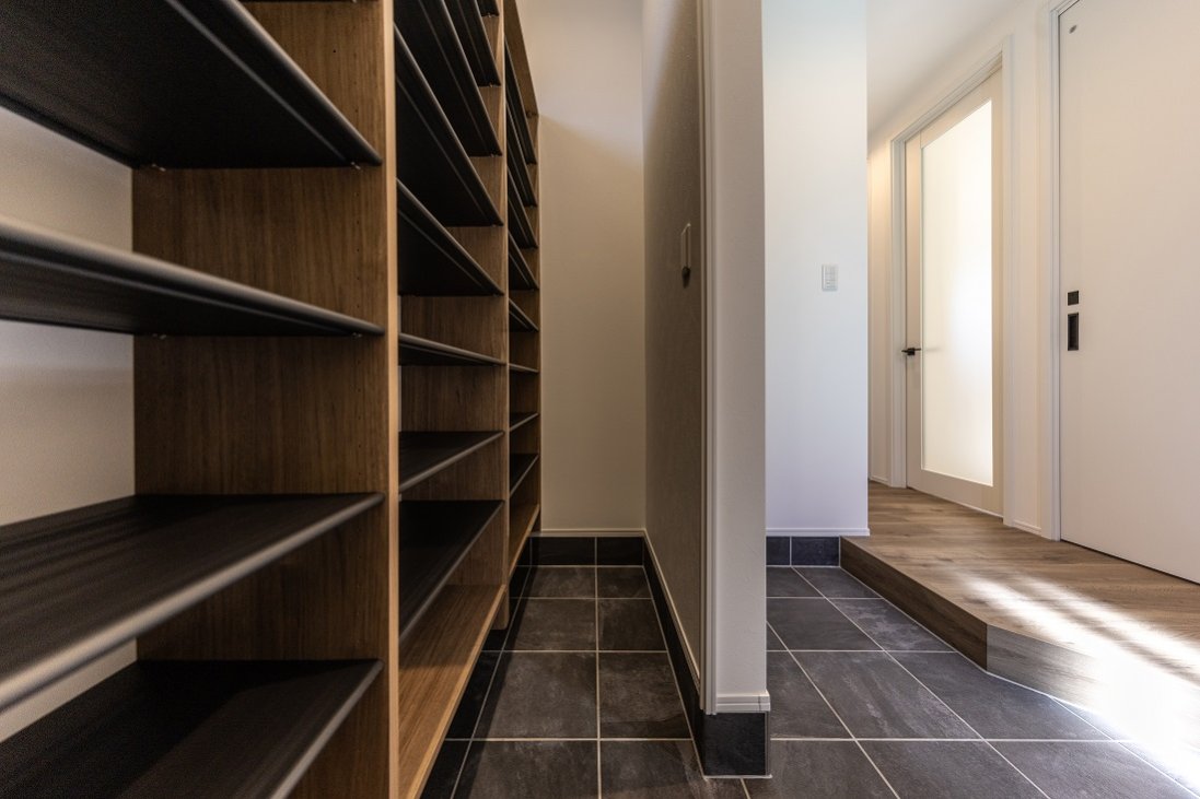 靴をたっぷり収納でき来客時には見せない収納を可能にするSCL