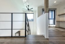 吹抜けの抜け感を利用し、ホールも活用したフリースペース