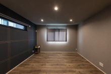 クラシックなアクセントクロスを採用したシックな主寝室