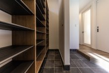 靴をたっぷり収納でき来客時には見せない収納を可能にするSCL