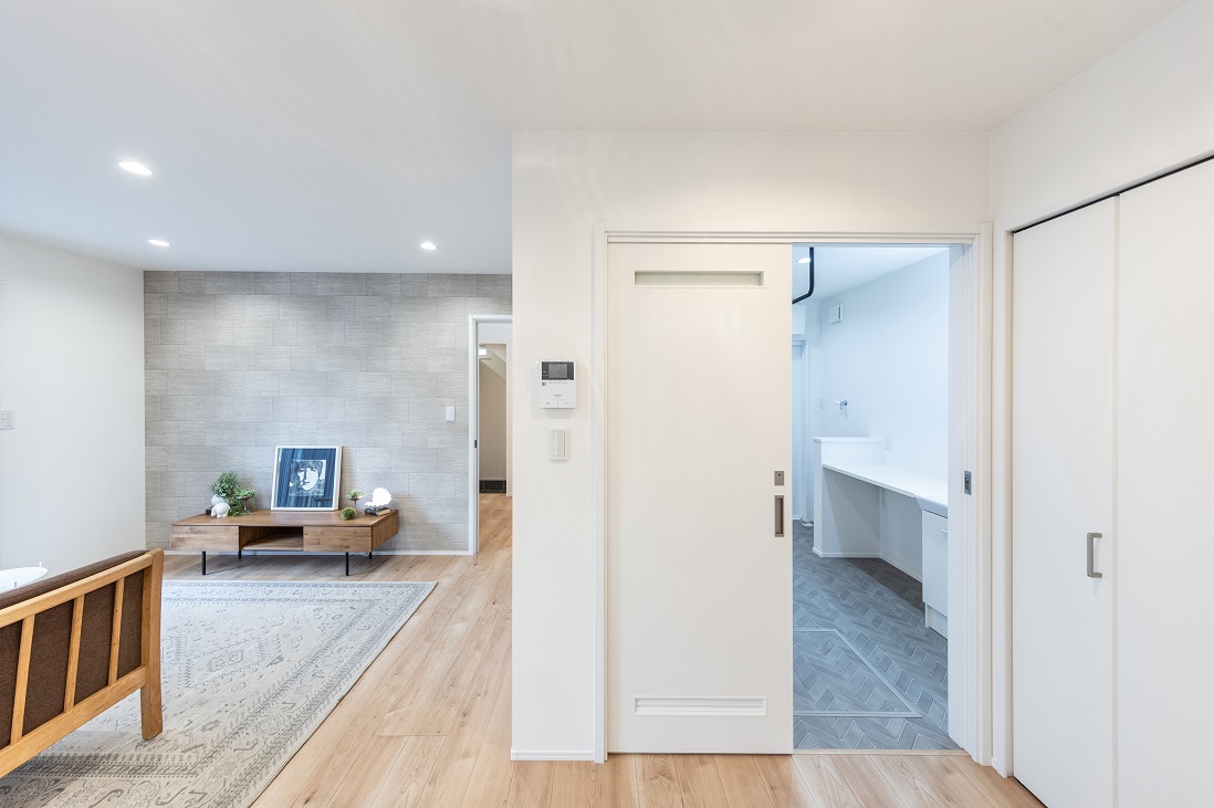 回遊動線で玄関からもリビングからもアクセスできる水回り