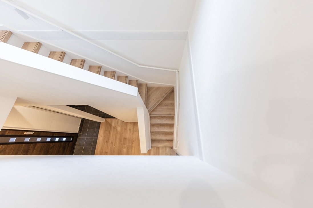 エントランスの吹抜け階段は、ホールに光と開放感をもたらす