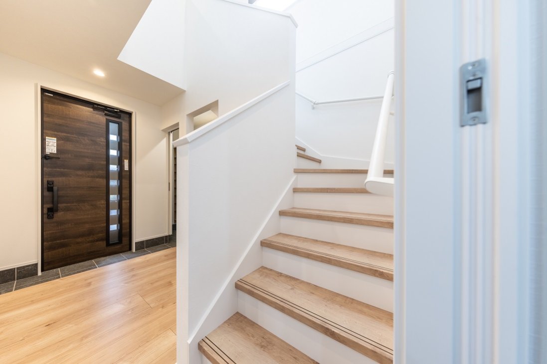 やさしい光が2階から降り注ぐ明るいエントランスホール