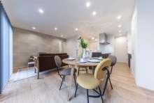 ナチュラルなオークと白の組合せがベースとなる明るいLDK