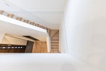 エントランスの吹抜け階段は、ホールに光と開放感をもたらす