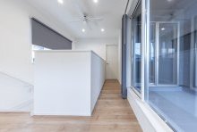 2階のホールを活用したフリースペースはバルコニーとも繋がる