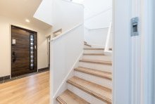 やさしい光が2階から降り注ぐ明るいエントランスホール