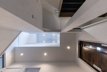 エントランスホールから見上げれば目線には建築の幾何学アート