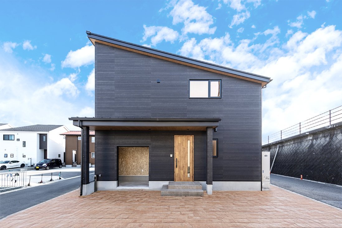 ウッディな風合いがリアルで躍動するメンズライクな外観