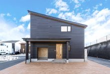 ウッディな風合いがリアルで躍動するメンズライクな外観