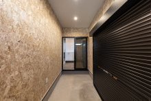 ガレージは、バイクやアウトドア用品を格納する秘密基地！