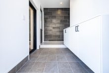 アイアンの表情がクールなイタリア産タイルのデザインウォール