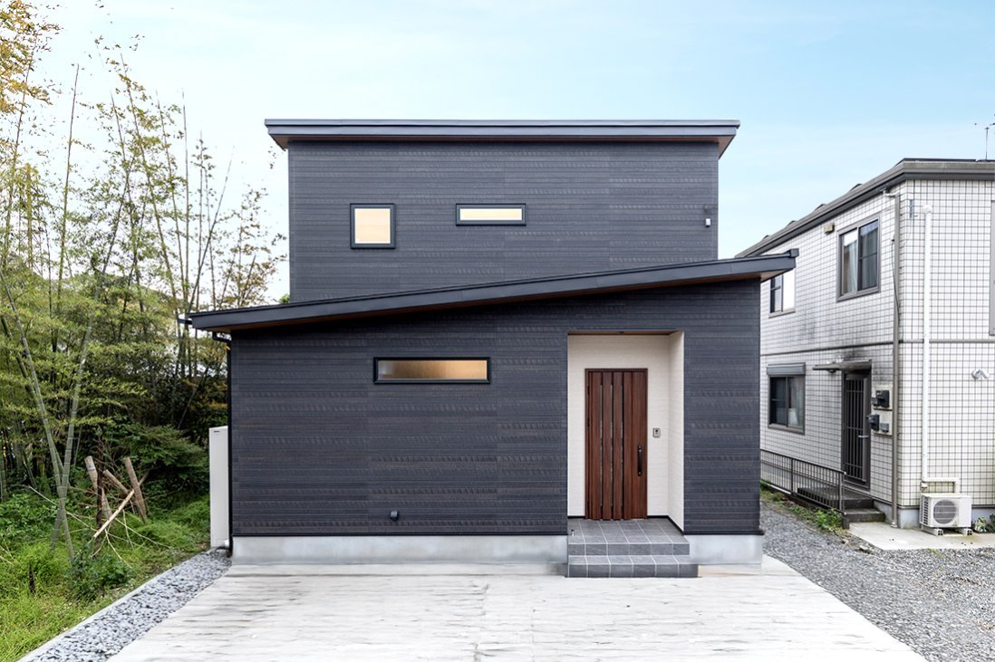 経年変化の美しい躍動感のある木材の風合いを表現した外観