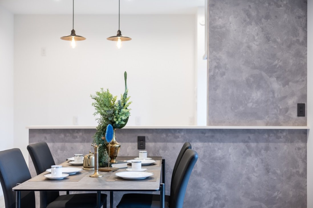 モルタル調の素材感でソリッドに仕上がるスタイリッシュな空間