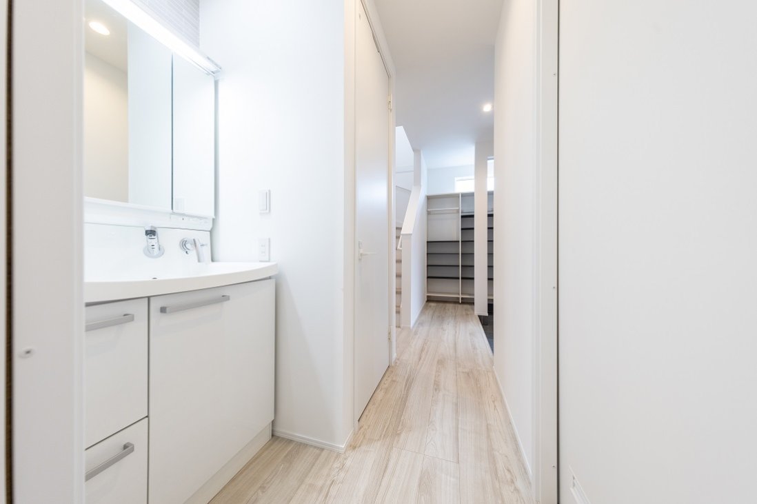 水回りから独立させた洗面は、回遊動線上でウォークスルー仕様