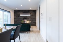 壁一面を大判のタイルで埋め尽くした圧巻のリビング