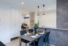 ニュアンスの違うグレーで統一感を奏でるダイニングキッチン