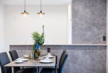 モルタル調の素材感でソリッドに仕上がるスタイリッシュな空間