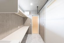 脱衣室も兼ねたランドリールームは広々で使い勝手も◎