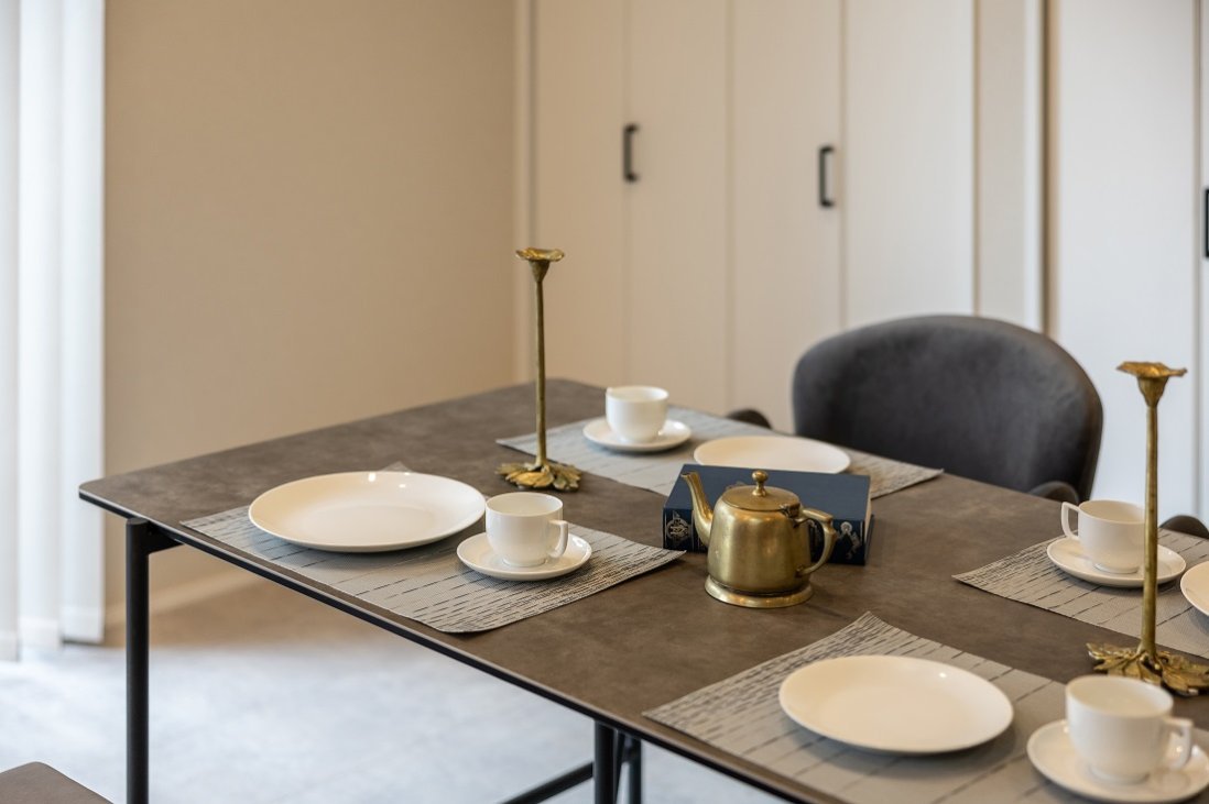 白い食器と真鍮のアイテムでテーブルウェアも非日常感が増す