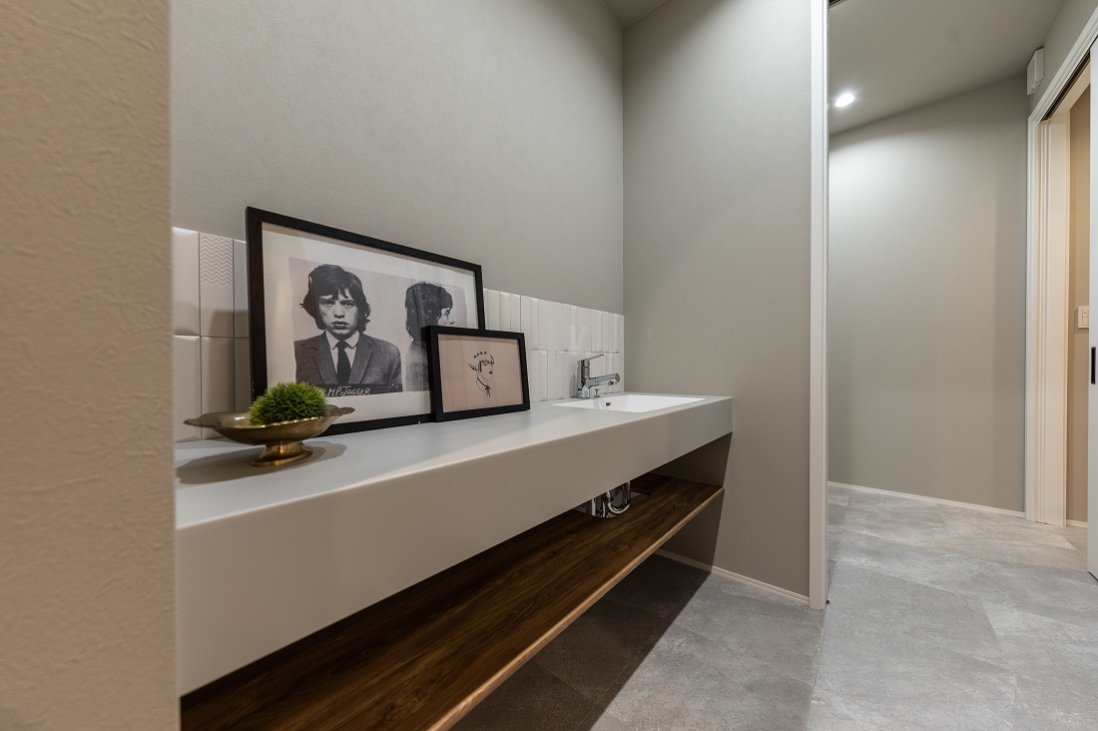 洗面もホワイト＆グレーのコーデ！ロングカウンターもホテルライク！