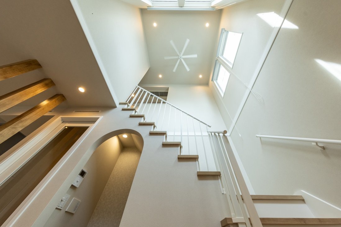 広い吹抜けを擁する吹抜け階段は、空間に限りない開放感を与える