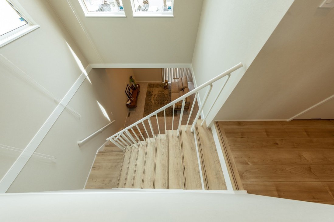 吹抜けは空間をつなぎ２階に居ても家族の気配を感じさせてくれる