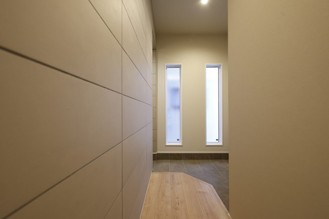 エントランスへ延びるデザインウォールも非日常が潜むアプローチ