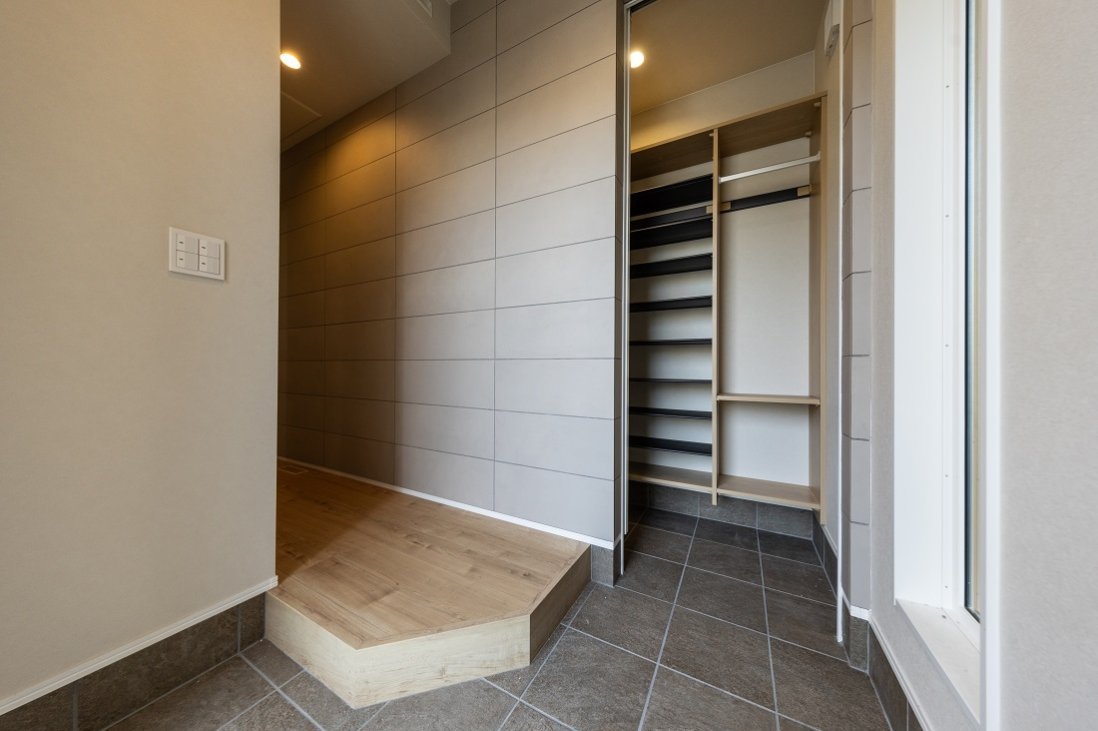 引戸の奥には大容量のSCL！来客時の見せない収納もスマートに