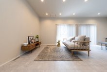 無駄のないソリッドなリビングに暖かみのある北欧モダンな家具