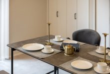 白い食器と真鍮のアイテムでテーブルウェアも非日常感が増す