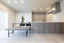 ホワイトとグレーで清潔感のあるスタイリッシュな横並びキッチン