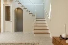 アーチ開口にした拘りのパーソナルスペースは、階段下のヌック